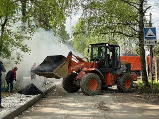 Депутат Дмитрий Дениско проверил ремонт дороги в поселке Люберец