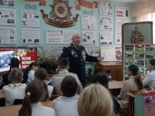 Танкист Виталий Феденко рассказал школьникам Солнечногорска о нелегкой военной службе