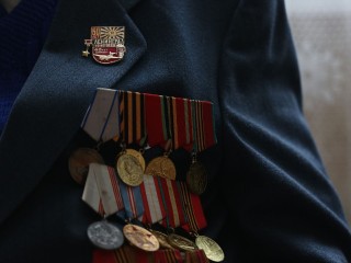 «Низкий им поклон»: дубненские медики поздравили ветеранов с Днем Победы