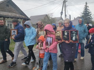Жители Дуреевской прошли по улицам деревни с портретами своих героев