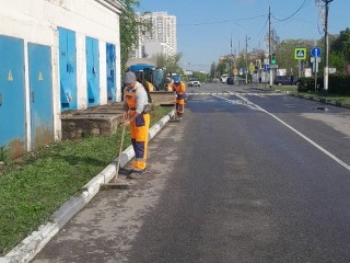 Коммунальщики чистят тротуары и проезжую часть на улицах Парковая, Летная и проспект Пацаева