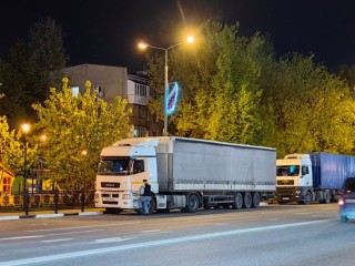 Проблема стихийной парковки большегрузов в Домодедове: жители жалуются, власти реагируют