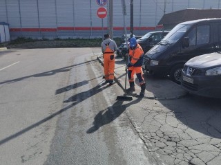 Профильные службы моют и очищают от пыли городские дороги