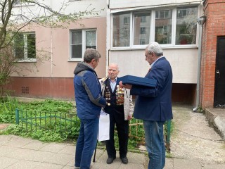 Двух ветеранов войны поздравили в Краснознаменске с Днем Победы
