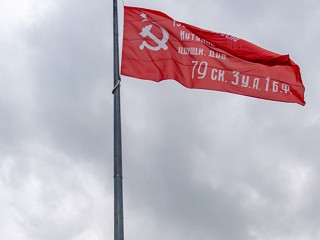 Знамя Победы подняли над городом трудовой доблести