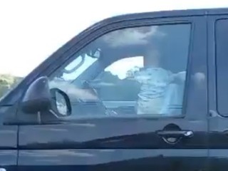 «Шумахер в юбке» с ребенком на руках всполошил водителей под Солнечногорском