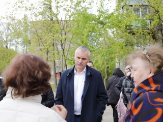 Глава г.о. Фрязино на встрече с жителями дома на улице Луговой решил вопрос с парковкой