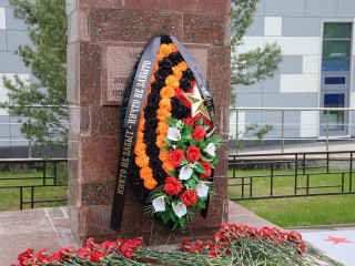 У Института ядерной медицины в Химках возложили цветы к памятнику «Неизвестным солдатам»