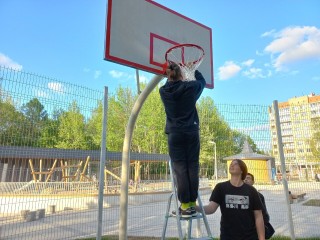 Активисты из Пущино заменили баскетбольную сетку на спортплощадке