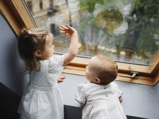 Как защитить ребенка от выпадения из окна