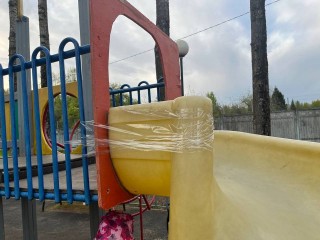 В Кубинке горку на детской площадке замотали скотчем, чтобы она не разваливалась