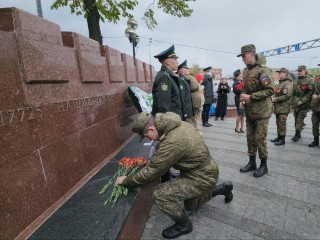 Более тысячи жителей Люберец возложили цветы к Мемориалу «Вечный огонь» и вспомнили своих героев