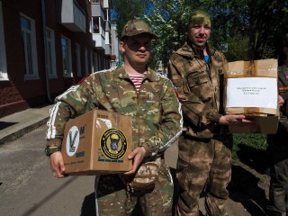Сорок коробок гуманитарной помощи передали жители Серпухова отряду земляка