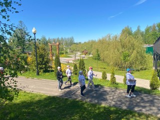 Жители Шаховской размялись на марафоне скандинавской ходьбы в парке