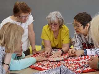 Шатурские долголеты освоили уникальную технологию плетения тряпичных ковриков
