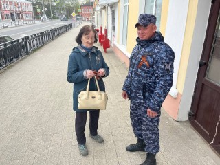 Георгиевские ленточки раздали росгвардейцы жителям Волоколамска