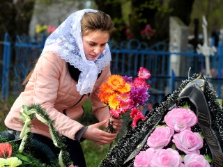 Праздник для мертвых: подмосковный священник раскрыл, что делать на кладбище в день Радоницы