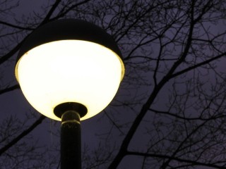 Искрящийся фонарь на детской площадке в Кировском починят через несколько дней