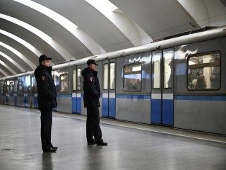 Мужчина пытался бросить кота в полицейских в метро Москвы