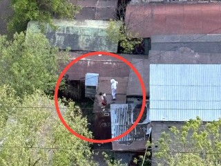Подростки в Мытищах катаются на электрических проводах и забираются по ним на крыши гаражей