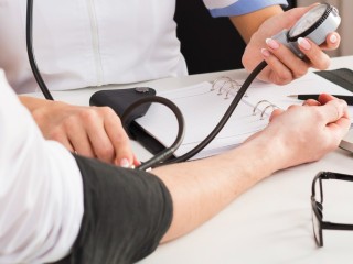 Почему у пациента давление скачет при виде врача, рассказал эксперт