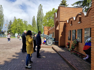Медики Серебряных Прудов почтили память Героев Великой Отечественной войны возложением цветов к мемориалу