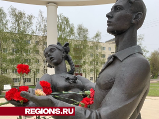 Памятнику на бульваре Кузнецова в Сергиевом Посаде «вручили» цветы