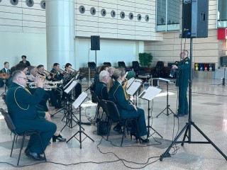 Бери шинель, пошли домой: в аэропорту Домодедово оркестр Федеральной таможенной службы играл песни военных лет