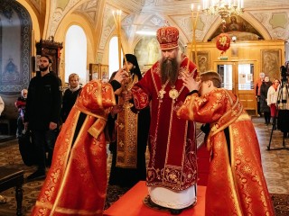 Наместник Свято-Троицкой Сергиевой лавры совершил Божественную литургию в Пушкино