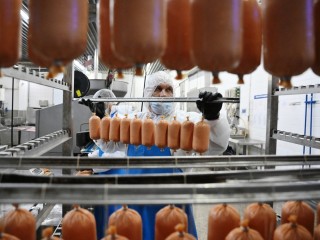 Такого нет даже в Европе: к производству колбасы в Подмосковье подключились роботы
