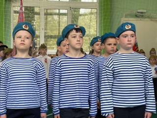 Домодедово шагает в ногу: 47 команд школьников соревновались к конкурсе строя и песни