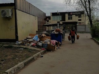 Навалы мусора по улице Крестьянской убрали по просьбе жителей