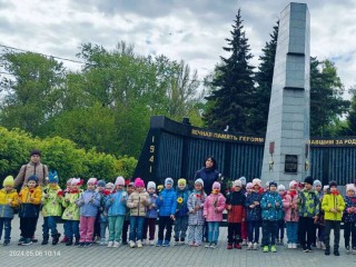 В рамках недели «День Победы» дошкольники возложили цветы к памятникам и встретились с ветеранами