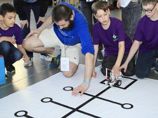 Более 400 талантливых ребят со всей России соревновались в робототехнике и космической инженерии на «КосмоRobots» в Королеве