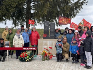 Жители деревни Якшино возложили цветы к мемориалу павшим героям