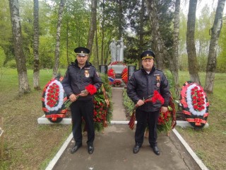 Шереметьевские полицейские возложили цветы к памятнику воинов, погибших при защите Москвы