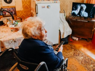 «Будем смотреть Парад Победы»: в Мытищах благотворители подарили ветерану телевизор