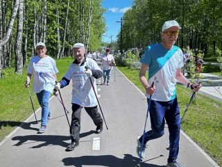 Электростальские долголеты устроили марафон скандинавской ходьбы