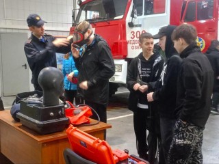 Тепловизоры, мотопомпы и «боевка» спасателей заинтересовали щелковский школьников на мастер-классе