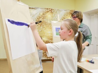 Особенные дети из Красноармейска научились писать картины на мольбертах во время мастер-класса