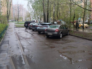 Во дворе на улице Циолковского провели уборку территории под контролем инспекторов ГУСТ