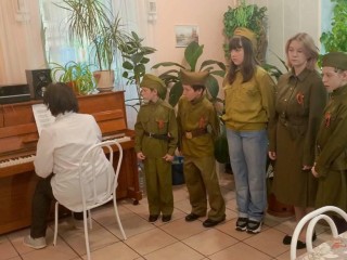 Воспитанники семейного центра выучили и спели песни военных лет