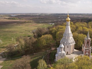 Видео: древнейший храм Ленинского округа с высоты птичьего полета