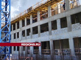 Строители приступили к возведению парапета на крыше новой поликлиники в Свердловском