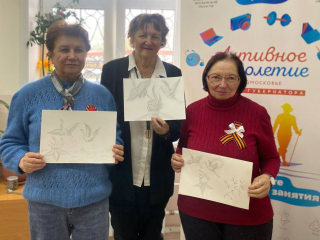 В технике «графика»: пенсионеров из Рузы научили рисовать птиц из известной песни
