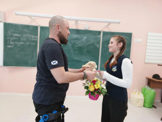 Боец СВО встретился с школьницей из Солнечногорска, которая написала ему письмо поддержки