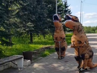 Нашествие ящеров: два динозавра-экстремала пронеслись по улицам Дубны на самокатах