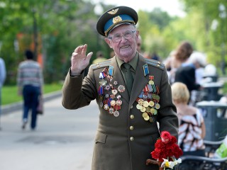 Губернатор Московской области поддержал ветеранов выплатами к празднику