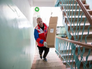 Волонтеры доставили семье бойца СВО материалы для ремонта квартиры