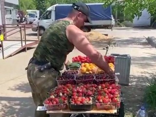 Мытищинцев не соблазнят сомнительной клубничкой: власти пресекли незаконную торговлю фруктами